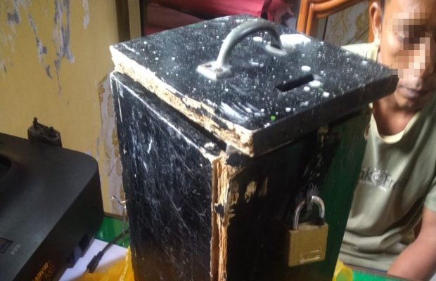  Foto : Tersangka SH (25) saat di amankan beserta kotak amal milik Mushola
