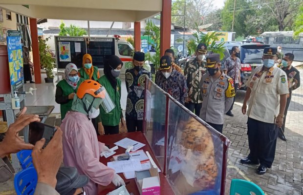 Foto: Bupati Fauzi saat memantau pemberlakuan SIKM di Kec. Pasongsongan