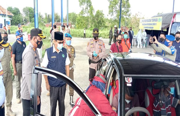  Foto : Sekda Kabupaten Pamekasan, Totok Hartono Bersama Kapolres Pamekasan di Terminal Kargo