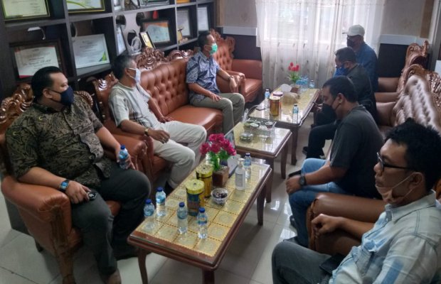 Foto: Gabungan LSM dan Wartawan, saat mengkonfirmasi kepada Kajari Batu, soal dugaan oknum Kejari yang menerima sejumlah uang.