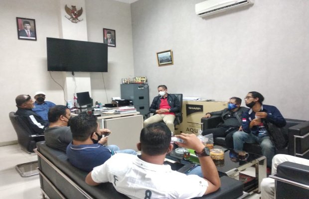 Foto: Gabungan sejumlah LSM saat  mengkonfirmasi kepada Kasatpol PP Pemkot Batu.