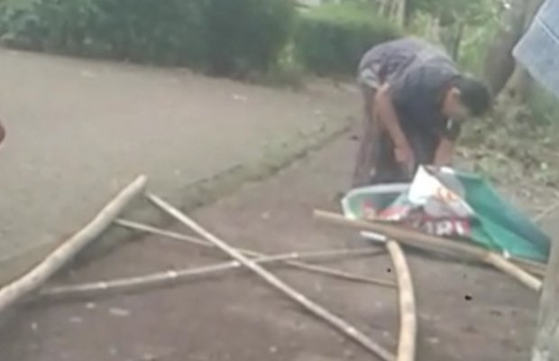 Foto : Baliho dirusak Oknum Inisial (W) warga Dusun Lengkong Barat, Desa Mrawan, Jember.