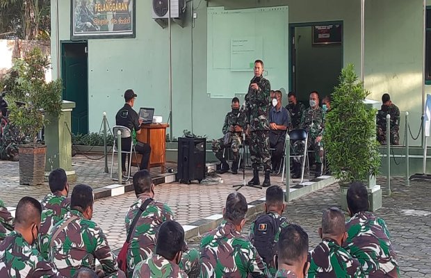  Foto : Dandim 0826/Pamekasan Saat Beri Pengarahan Jam Komandan