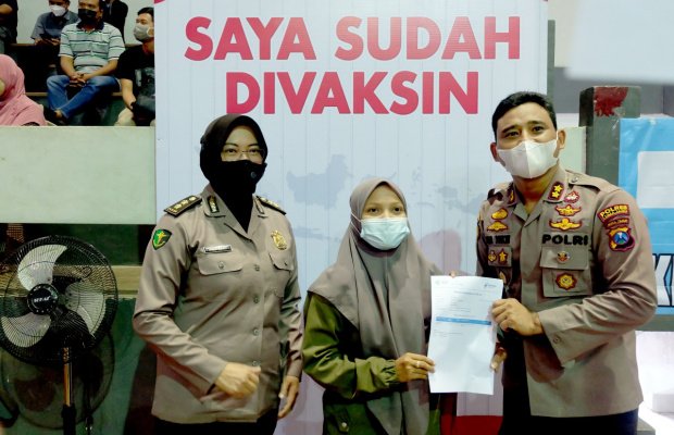 Foto : Kapolres Lumajang dampingi masyarakat yang ikut vaksinasi Covid-19