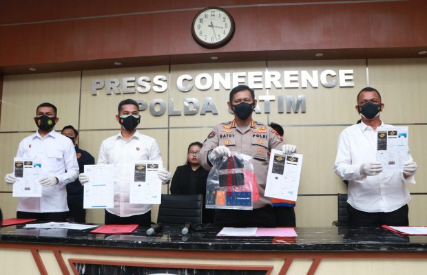 Foto: Siber polda jatim ungkap kasus ilegal akses kartu kredit