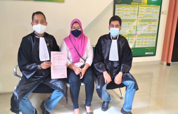 Foto : Andi Rachmanto, SH bersama Sandi Budiono, SH (Para Advokat Publik LBH Malang) tengah mendampingi Tri Cholifah selaku keluarga terdakwa.
