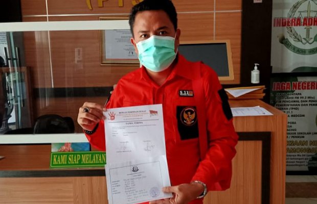 Foto : Wali murid SDN 4 Made Lamongan, Baihaki Akbar saat melaporkan dugaan adanya pungli di kantor kejaksaan Lamongan