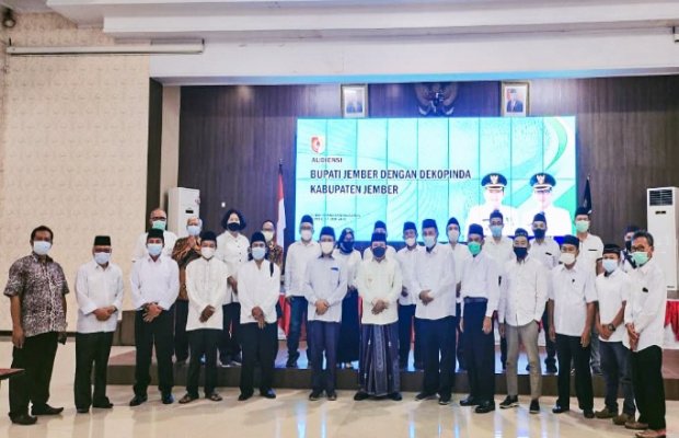Foto: Bupati Jember Hendy Siswanto bersama  Dewan Koperasi  Indonesia Daerah (Dekopinda)
