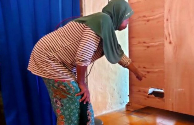 Foto: Liyatun saat menunjukkan lemarinya yang bolong dibobol maling