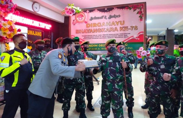 Foto : Tiup lilin oleh Kapolres Lumajang