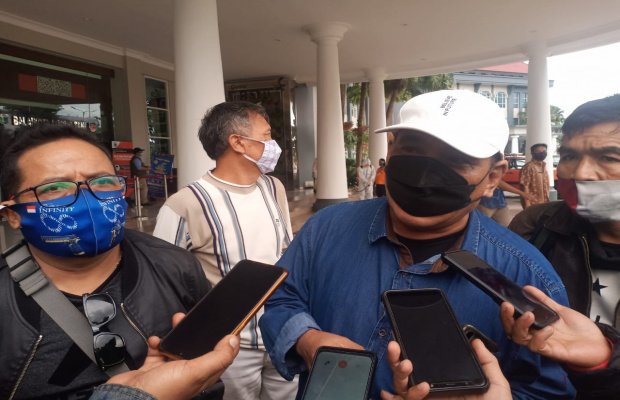 Foto: Ketua YUA Jatim Alex Yudawan, SH bersama gabungan NGO saat diwawancarai awak media.