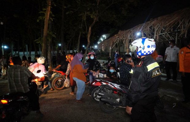 Foto: Petugas gabungan saat sweping tempat tempat yang berpotensi terjadi kerumunan
