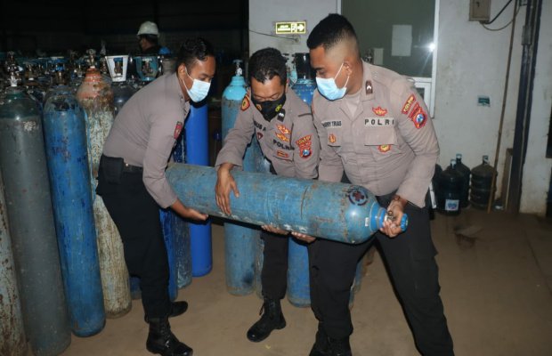Foto: Petugas Kepolisian saat membantu memasukkan oksigen ke rumah sakit