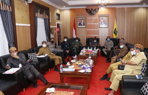 Foto: Situasi rapat penundaab pilkades 2021 di Sumenep