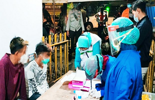 Foto: Petugas melakukan tes sweb anti gen