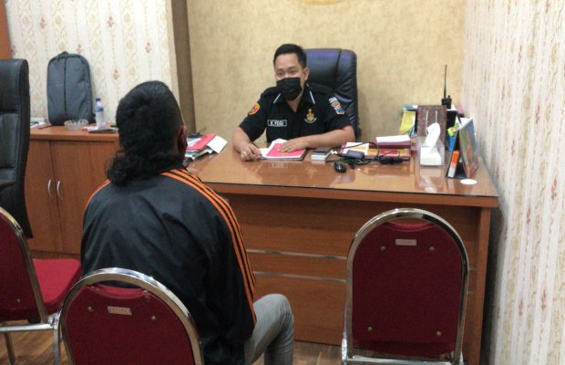 Foto : ADT saat di Interogasi Petugas