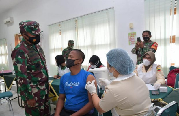Foto: Pangdam I/BB tinjau vaksinasi