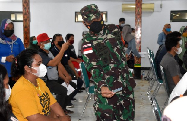Foto: Danrem menyapa warga yang akan divaksin