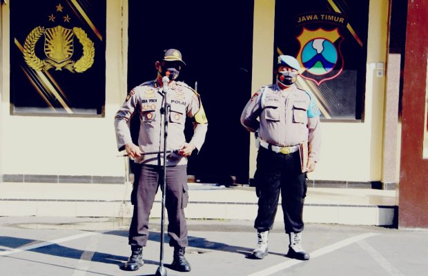 Foto : Kapolres Lumajang AKBP Eka Yekti Hananto Seno, saat memimpin apel menyampaikan perintah pada anggotanya.