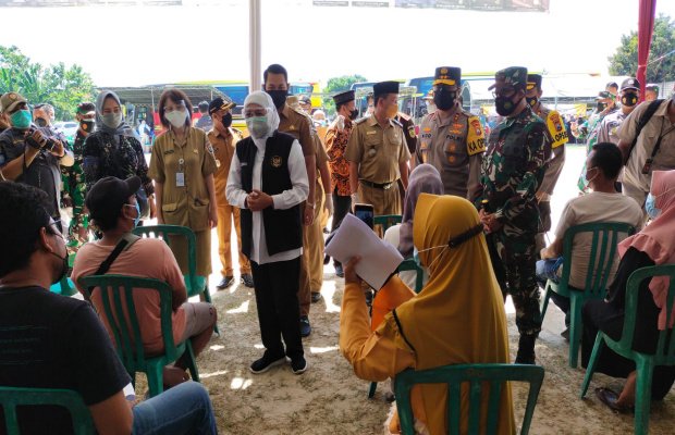 Foto : Rombongan Forkopimda Jatim, Gubernur Jatim, Pangdam V/Brawijaya, Kapolda Jatim, dan Kajati Jatim saat mengecek pelaksanaan vaksinasi di desa Beji  