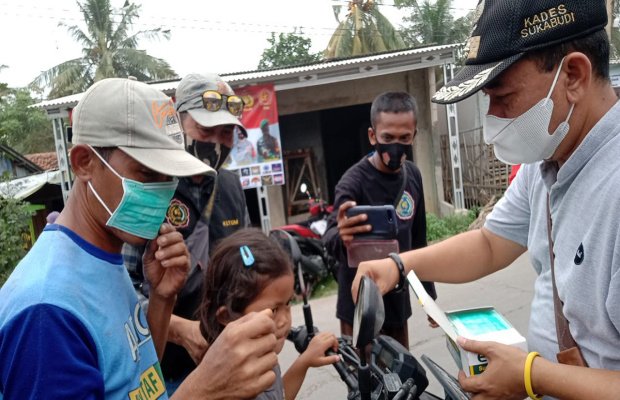 Foto: Lurah Pitung ikut bagikan masker gratis