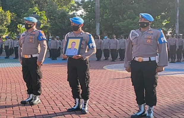 Foto: Tiga Propam saat apel pemberhentian satu anggota Polisi di Mapolres Sumenep