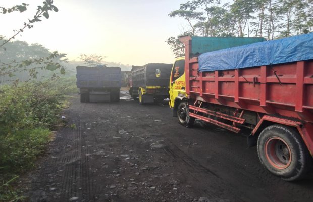Foto : jalan tambang di Desa Bades Kecamatan Pasirian Kabupaten Lumajang