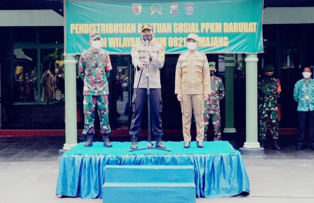 Foto: Dari kiri : Dadim 0821, Kapolres Lumajang, Bupati Lumajang