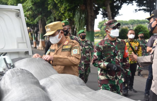 Foto: Bupati Lumajang cek beras sebelum didistribusikan