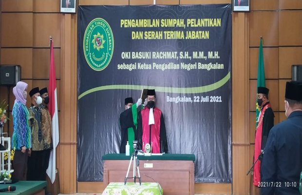 Foto : Ketua Pengadilan Negeri Bangkalan, Oki Basuki Rachmat saat dilantik