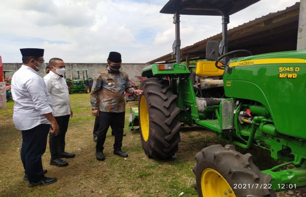 Foto : Bupati Bangkalan, R Abdul Latif Amin Imron saat mengecek alat mesin pertanian. 