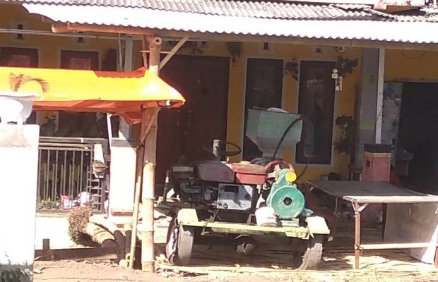  Foto : Pembangunan tempat parkir di bangun dilahan milik pengairan di Desa Pakusari