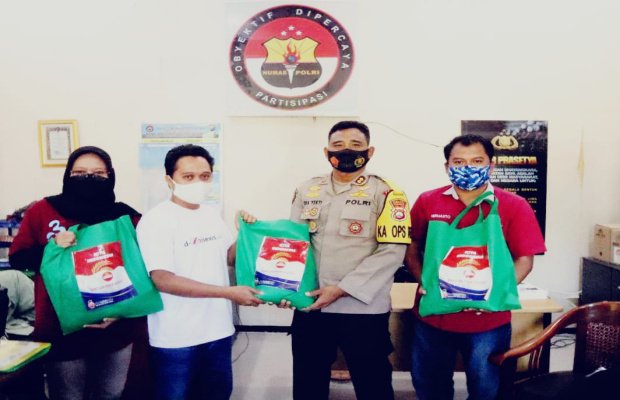  Foto : Penyerahan secara simbolis oleh Kapolres Lumajang pada perwakilan wartawan di Lumajang.
