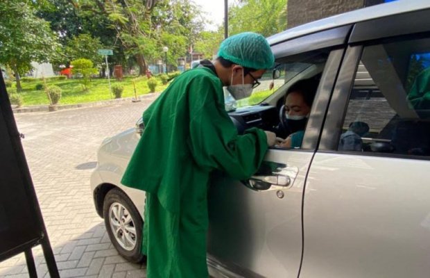 Foto:  kegiatan saat vaksinasi secara drive thru