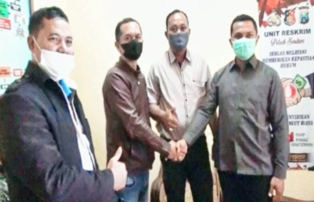 Foto: Mahmudi Hermawan ( bermasker hitam), berjabatan tangan dengan Bahrul.