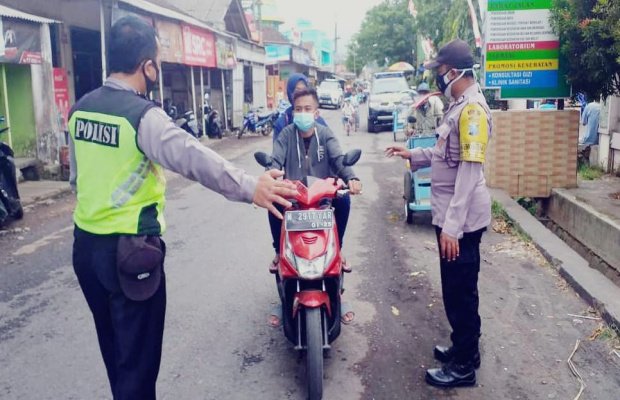 Foto: Petugas memberhentikan pengendara dan memberikan imbauan.