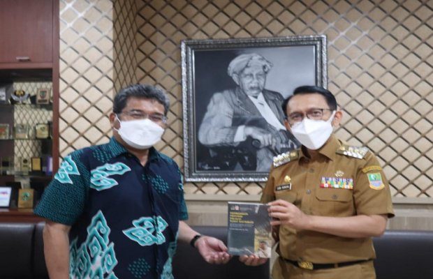 Foto: Penyerahan buku "Membangun Provinsi Melalui Pusat Distribusi" karya Faizal Hafan Farid. 