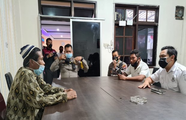 Foto :  AB (42) saat di Interogasi polisi di wilayah hukum polres jember