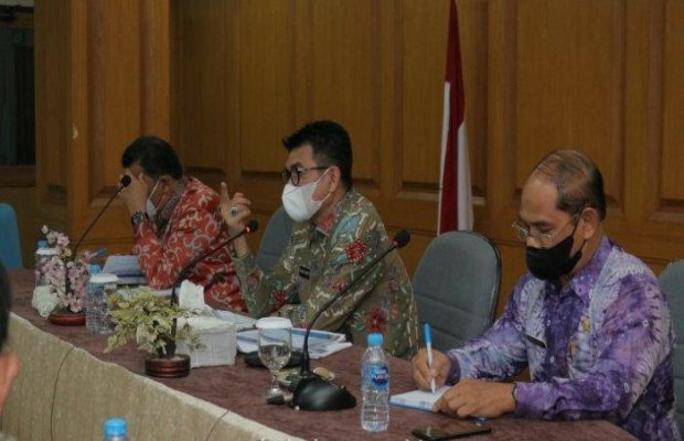 Foto: Sekda. Babel, Naziarto saat memimpin rapat teknis terkait beauty contest pendalaman alur muara sungai di Wilayah Provinsi Kepulauan Bangka Belitung di Ruang Tanjung Persona Kantor Gubernur,
