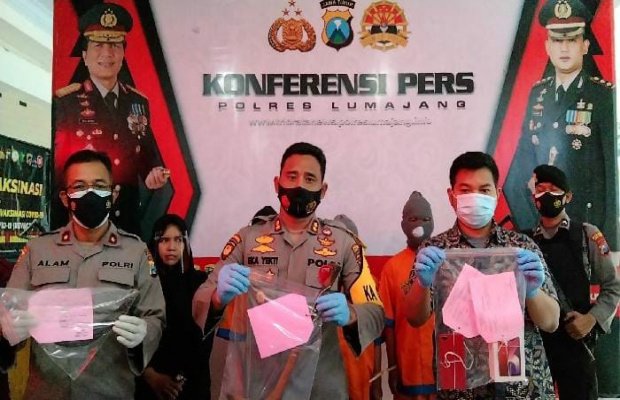 Foto: Polisi menunjukkan barang bukti
