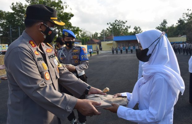 Foto: Kapolres Pamekasan Saat Pengukuhan Relawan Covid -19 Polres Pamekasan