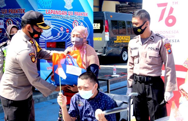  Foto : Kapolres Lumajang juga berikan motivasi dan santunan pada peserta vaksinasi.