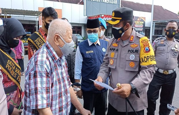 Foto : Kapolres Pamekasan Saat Temui Salah Satu Warga Yang Sudah Divaksin