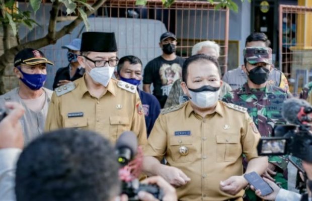 Foto : Bupati Jember Hendy Siswanto, saat pembagian bantuan sembako kepada warga terdampak kasus Covid-19