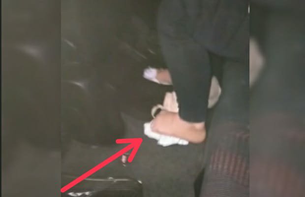 Foto: Seorang cewek (pasangan indehoy) saat menginjak celana dalamnya yang lupa dipasang 
