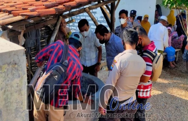 Foto : Warga dan petugas melihat sumur tempat warga ditemukan tewas