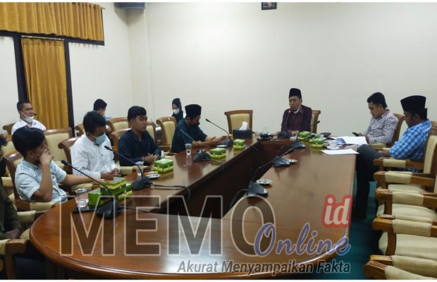  Foto : Aliansi mahasiswa saat audisi dengan DPRD Sampang