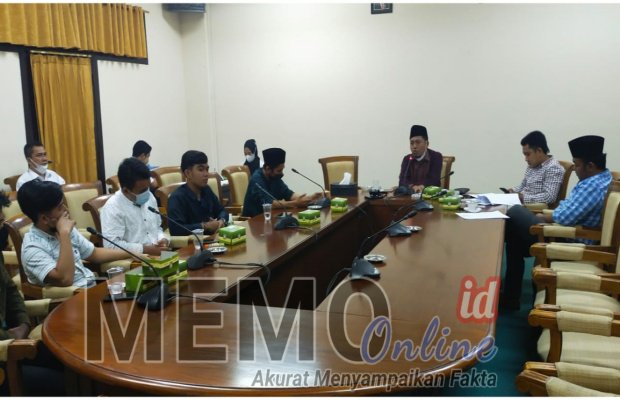 Foto : Aliansi mahasiswa saat audisi dengan DPRD Sampang