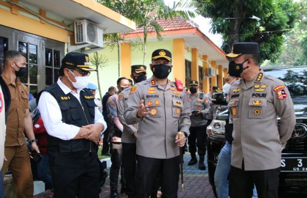 Foto: Kapolresta Malang Kota AKBP Budi Hermanto, SIK, M.Si mendampingi Irwasum Polri Komjen Pol. Agung Budi Maryoto, saat mengunjungi Isoter.