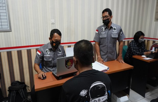Foto : tersangka saat dibawa ke polres Bangkalan